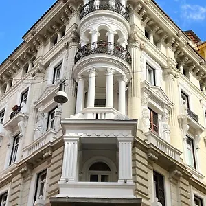 Le Petit Hotel